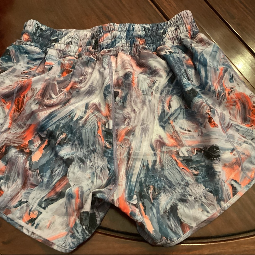 lululemon Hotty hot Shorts high rise 4 inch - Picture 2 of 6